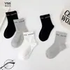 Calcetines infantiles Yishuangshuang, nuevos calcetines de media caña de la serie miu de otoño e invierno con letras de moda, calcetines estudiantiles de algodón peinado en blanco y negro para niñas