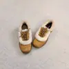 Novos Sapatos Individuais Peludos Estilo Retrô para Mulheres, Sapatos Quentes de Algodão com Forro de Lã para Inverno, Sapatos Casuais de Cadarço com Solado Grosso que Aumentam a Altura, Sapatos de Treino Alemães para Mulheres