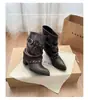 Nuevas botas de moda 2026 con punta fina, remaches y tacón grueso para mujer, con hebilla de cinturón, estilo motero, diseño apilado con tela para aumentar la altura interior