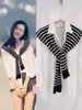 [Estrictamente Seleccionado] Chal Pequeño de Rayas Blancas Tejido de Alta Gama Estilo Coreano Ropa Exterior Decorativa Protección Solar Chaleco para Hombros Moderno