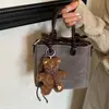 Bolso Cruzado Esponjoso 2026 Nuevo Estilo Coreano Retro para Mujer Otoño/Invierno Bolso de Hombro con Colgante Bolso de Mano Exquisito a la Moda Oso Pequeño de Gamuza