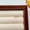 Pendientes de botón pequeños de estrella coloridos deslumbrantes estilo francés para mujer, nicho de lujo ligero de alta gama, versátiles y modernos, novedades 2025