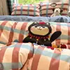 Juego de ropa de cama de cuatro piezas, de algodón, cepillado, con temática de dibujos animados, que incluye una funda de edredón gruesa bordada con toalla, una sábana bajera y un juego de tres piezas de sábanas, adecuado para dormitorios de estudiantes