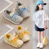 Tênis Esportivo Infantil 2026 Primavera/Outono Novo Estilo Sapatos Casuais para Meninas Menina Azul Amarelo Combinação de Cores Fashion Versátil Sapatos Pai-Filho Tendência
