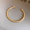 Pulseira Aberta Redonda Metálica Brilhante Europeia e Americana Transfronteiriça, Pulseira da Moda Leve de Luxo de Alta Qualidade, Acessório de Mão Personalizado e Estiloso para Mulheres