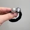Cuerda para el pelo con cabeza de perla roja de sentido avanzado 2024 nueva banda elástica alta para el pelo bola de cabeza de diamante brillante cuerda para el pelo de coleta alta