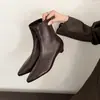 Botas femininas curtas versáteis estilo coreano chique com salto gatinho bico fino delicado outono e inverno 2026 salto baixo grosso cano elástico que abraça a perna