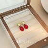 Pendientes de metal rojo vintage estilo Hong Kong 2024, nuevos pendientes de lujo ligeros de alta gama para otoño e invierno para mujer.