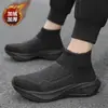 Tênis externos quentes e confortáveis com forro de fleece para casais para outono e inverno, tênis casuais leves tipo meia de fly-knit para calçar sem cadarço para homens e mulheres
