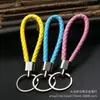 Llavero colgante de cuerda de cuero tejido de fábrica con cabeza de plástico para pareja, llavero de coche de cuero, colgante, accesorios, venta al por mayor