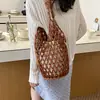 Bolso Cubo de Verano Tejido de Nicho de Moda Nuevo Calado Hecho a Mano Versátil 2026 Bolso de Mano para Mujer