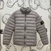 Jaqueta de algodão acolchoada leve STONE com gola alta, zíper frontal e bolsos com zíper oculto em ambos os lados, funcionalidade estilo americano