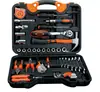Conjunto de 55 peças para reparo e manutenção automotiva, incluindo chave de soquete, chave de fenda e outras ferramentas domésticas.