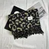 Bufanda de Diseño de Nicho Europeo y Americano con Estampado de Leopardo Bufanda Cálida Sexy Retro Milenio para Chicas Otoño e Invierno Chal Elegante Versátil