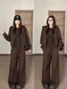Conjunto de top de manga larga color marrón Maillard y pantalones de pierna ancha, un impresionante atuendo estilo coreano que estiliza y favorece, un traje deportivo