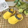 Calçados Croc para meninos e meninas, calçados Croc da moda com biqueira fechada, novos sapatos de praia respiráveis de sola macia de uso duplo para crianças no verão ao ar livre