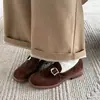 Mocasines de Cuero Estilo Británico con Hebilla y Calados 2026 Primavera para el Trabajo Tacón Bajo Punta Redonda Piel Genuina Corte Profundo Zapatos de Mujer