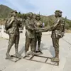 Escultura de Fibra de Vidrio de un Soldado del Ejército Rojo de Aspecto Cobrizo, Escultura Temática de Cultura Roja para Salón Conmemorativo Exterior, Plaza y Paisaje de Jardín