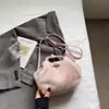 Nuevo bolso de un solo hombro para otoño e invierno, con un diseño ligero de felpa, de moda para mujeres en 2026, minimalista, lujoso y único, adecuado para ir al trabajo y se puede llevar como bolso cruzado