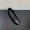 Zapatos de Salón Bajos Redondos Estilo Francés Inspirados en Chanel con Bloques de Color para Mujer, Nuevo Modelo de Primavera, Versátiles Zapatos Negros para Ir al Trabajo con Lazo