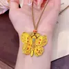 Colar com Pingente de Borboleta Esmaltada Oca em Filigrana de Cobre Dourado Estilo Weixue com Silhueta de Borboleta Fluida e Corrente para Suéter de Borboleta Tridimensional