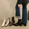 Botas de tornozelo de bico fino estilo francês para mulheres, novo design de nicho outono 2026, botas de cano curto estilosas e casuais, botas de ajuste justo