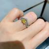 Joyería Huayoumei Anillo de Diamante Rosa Simulado con Micro-incrustaciones Diamante Amarillo para Mujer Transfronterizo Europeo y Americano Moda Lujo Ligero Anillo de Gema Simulada