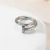 Anillo de Luz de Zirconia Incrustada en Oro Real Chapado en Cobre Transfronterizo Europeo y Americano Lujo Ligero Sensación de Alta Gama Anillo para el Dedo Joyería de Mano Versátil Fabricante Venta al por Mayor en Stock