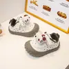 Otoño 2026 Nuevos Zapatos Deportivos Bebé Suela Suave Zapatos para Niños Pequeños Encaje de Dibujos Animados Adorno Moda Niñas Zapatos Argan Modernos