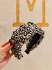 Nueva Diadema Retro Estampada de Leopardo para Primavera y Verano con un Toque de Lujo, Diadema Trenzada de Parte Alta, Diseño Ensanchado para Hacer que la Cabeza se Vea Más Pequeña