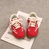 Zapatos infantiles de moda 2026 verano nuevos retro zapatillas de entrenamiento alemanas para niñas zapatillas casuales versátiles estilo coreano zapatos de skate