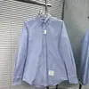 Venda Direta de Fábrica de Camisas Masculinas de Alta Qualidade em Novo Tecido Oxford, Cor Sólida, Manga Longa, com Logo na Gola Traseira, Versátil para o Dia a Dia