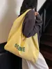 Bolso de Hombro Nuevo de Nicho con Estampado de Letras y Diseño de Gran Capacidad, Bolso Tote de Lona Versátil Dopamina para Mujer, Bolso de Compras