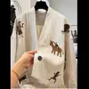 Jaqueta Curta de Algodão, Novo Estilo de Outono, Toque de Luxo, Bordado Pesado, Única e Exquisite, Muito Bonita, Gola V, Qualidade Premium