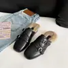 Zapatillas de punta con hebilla de estilo británico para mujer, zapatos de pelo, slip-on, mules planos para exteriores, cómodos, huecos tallados