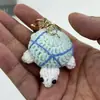 Llavero de Ballena Pequeña Tejida a Crochet de Lana Lindo Dibujo Animado Creativo Hecho a Mano Colgante para Bolso de Pareja Accesorios para Teléfono Móvil