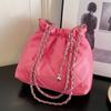 Bolso de cadena Lingge para mujer, nuevo diseño de nicho, bolso de hombro de verano de alta gama, popular en Internet, bolso de cubo, 2023