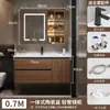Tocador de baño de color nogal con lavabo, una combinación de estilo chino y un lavabo cerámico integrado para lavarse las manos y la cara