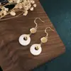 Joyería estilo influencer mismo estilo método antiguo imitación oro jade blanco jade Hetian hebilla de paz pendientes traje antiguo Hanfu Qipao accesorios para orejas al por mayor