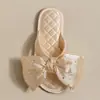 Zapatillas de boda para niña con lazo dulce Sandalias festivas de boda para hombres y mujeres Parejas Sandalias directo de fábrica una generación de pelo