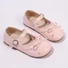 Sapatilhas femininas de bico fino, nova coleção primavera/outono 2026, sapatos de couro com laço para meninas, sapatos de princesa, sola macia, antiderrapante, sapatos de vovó