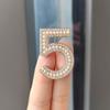 Xiao Xiang Feng Nº 5 Broche de Diamante Alfinete de Pérola Acessórios para Roupas Números Arábicos Broche Feminino Fábrica Atacado