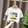 Camiseta de manga larga a rayas de algodón puro para niños, base holgada y versátil, look elegante de dos piezas para niños mayores, top moderno de primavera y otoño