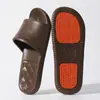 Chinelos Simples com Textura de Couro para Homens, Chinelos Antiderrapantes para Banheiro Interno para Mulheres, Novo Modelo 2026, Chinelos Antiderrapantes com Solado Macio para Idosos