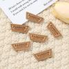 Nuevo lindo oso cabeza etiqueta de cuero costura a mano sombrero bufanda tocado otoño e invierno marca de cuero accesorios de ropa al por mayor