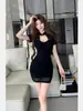 Vestido bodycon corto modificado de encaje con cuello alto negro y mangas cortas con diseño hueco, vestido corto adelgazante y elegante para mujer