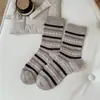 Calcetines a rayas versátiles de bloques de color para otoño e invierno para mujer, calcetines de media pantorrilla, calcetines holgados sin costuras estilo ins, anti-pilling, calcetines de algodón estilo universitario
