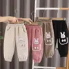 Pantalones de forro polar para niñas, pants de forro polar de una pieza, nuevo estilo otoño e invierno 2026, pantalones gruesos y cálidos para niños y bebés, disponible para dropshipping, modernos