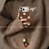 Adecuado para fundas de teléfono Apple 18 Pro y iPhone 18 Pro Max, con una gran apertura para la cámara, diseño moderno y un nuevo patrón de flor de lirio marrón