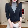 Camiseta de manga larga para mujer en tejido DeRong, nuevo estilo otoño e invierno, top bordado de imitación dos piezas con cuello semi-alto, moderno y rejuvenecedor, camiseta interior cálida